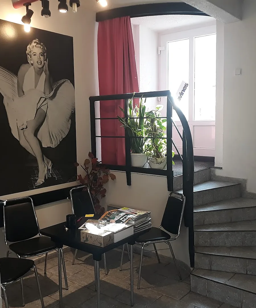 Posezení v kadeřnictví Marilyn s obrazem Marilyn Monroe