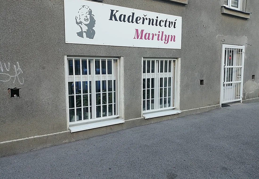Vývěsní štít Kadeřnictví Marilyn ve Vysočanech
